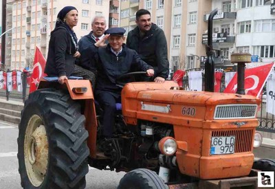 CHP lideri Özel, miting alanına traktörle gitti