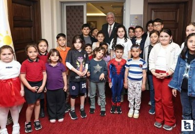 İYİ Parti Genel Başkanı Dervişoğlu, makamında çocuklarla bir araya geldi
