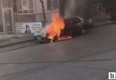 Sincan'da park halindeki otomobilde yangın çıktı