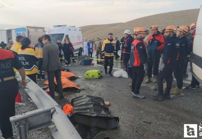 Van'da yolcu minibüsü ve kamyonet çarpıştı: 6 ölü, 8 yaralı var