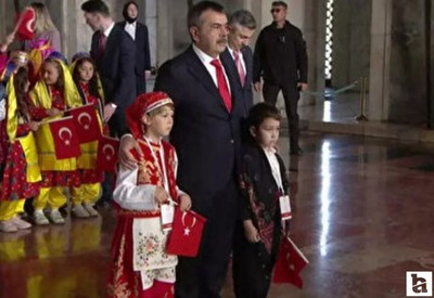 Bakan Tekin, öğrenciler ile birlikte Anıtkabir'i ziyaret etti