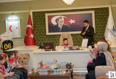 Kahramankazan Belediyesi'nde başkanlık koltuğuna minik Mehmet oturdu