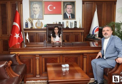 Sincan Belediye Başkanı Murat Ercan, koltuğunu minik Melek'e bıraktı