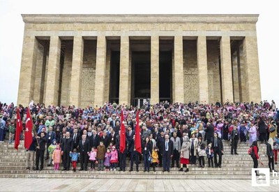 Anıtkabir'e küçük hanımlar ve beylerden anlamlı ziyaret