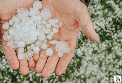 Batıkent'te şiddetli dolu yağışı: Araçlarda maddi hasar oluştu