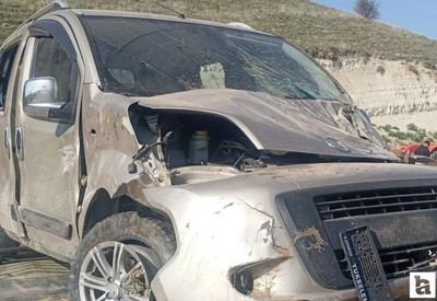 Beypazarı'nda trafik kazası: Araç devrildi, 2 kişi yaralandı