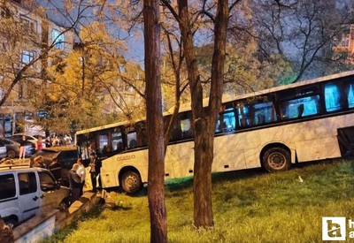 Etimesgut'ta freni boşalan otobüs parka daldı: Başka araca çarparak durabildi