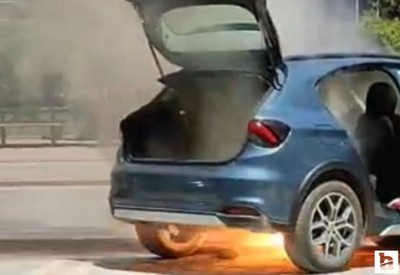 Konya'da açık bırakılan kablolar sebebiyle otomobil alev aldı