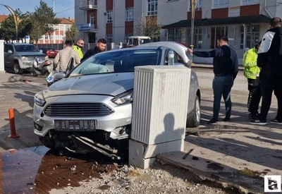 Çorum'da kontrolden çıkan otomobil elektrik panosuna çarptı