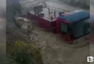 Polatlı'da kontrolden çıkan kamyon sel sularında devrildi