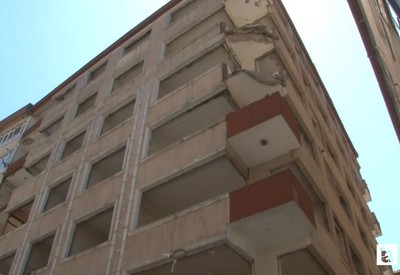 İstanbul depremi balkon çökertti: bir vatandaş yaralandı