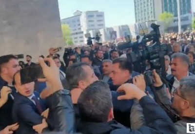 Özgür Özel AKM çıkışında saldırıya uğradı