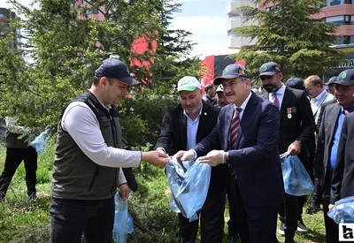 Başkentte Orman Benim etkinliğine katılanlar ormanlık alandaki atıkları topladı