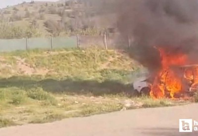 Çankaya'da boş arazide bir otomobil yanarak kullanılmaz hale geldi