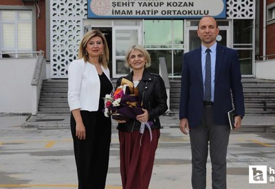 Etimesgut Belediye Başkan Yardımcısı Ebru Keyvan başarılı öğrencilere ödüllerini verdi