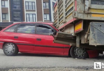 Mamak'ta park halindeki tıra çarpan otomobilin sürücüsü yaralandı