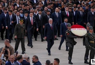 İYİ Parti Genel Başkanı Dervişoğlu'ndan gençlerle birlikte Anıtkabir'e ziyaret