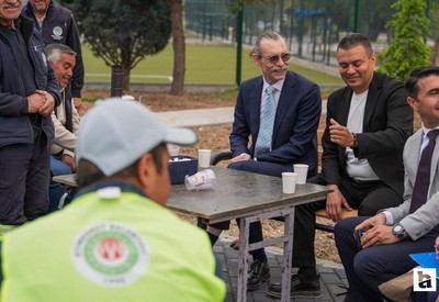 Etimesgut Belediye Başkanı Erdal Beşikcioğlu parklardaki yenileme çalışmalarını yerinde takip etti