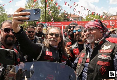 Erdal Beşikcioğlu 19 Mayıs etkinliğinde motosiklet kortejiyle Anıtkabir'i ziyaret etti
