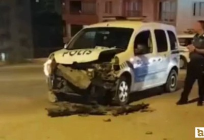 Yenimahallede polis aracı ve hafif ticari araç çarpıştı: 2 yaralı var