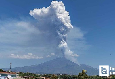 İtalya'da Etna yanardağı uyandı: Kül ve lav püskürttü!