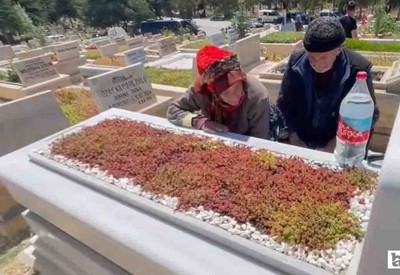 Çocuklarının Ankara'daki kabrini ziyaret edemeyen yaşlı çifte bayram jesti