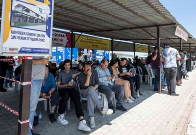 Pursaklar Belediyesi, kesim alanında bekleyen vatandaşlara ikramda bulundu