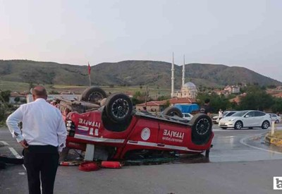 Akyurt'ta itfaiye aracı minibüsle çarpışıp takla attı
