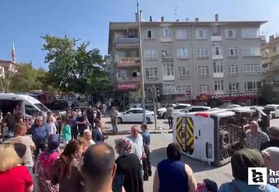 Keçiören'de trafik kazası: Öğrenci servisi devrildi!