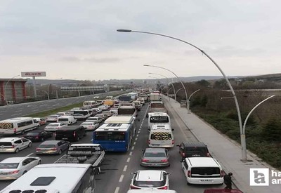 Akyurt'ta seyir halindeki tırdan yola savrulan tahtalar trafiği kilitledi