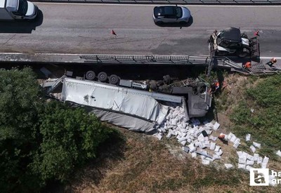 Kırıkkale-Ankara yolunda kaza: Un yüklü tır köprüden devrildi!