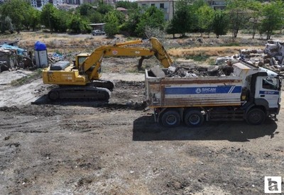 Sincan Belediyesi kaçak yapıları yıkmaya devam ediyor