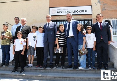 Pursaklar Belediye Başkanı Ertuğrul Çetin öğrencilere karnelerini verdi