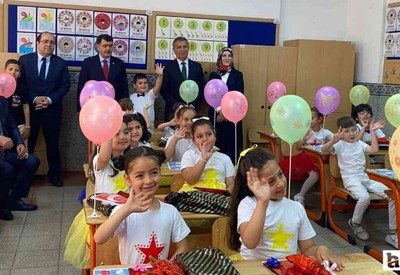 Vali Şahin, ilkokul öğrencilerine karne dağıttı