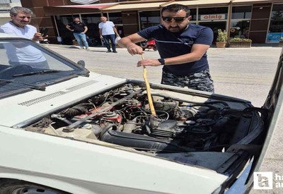 Polatlı'da aracın motoruna giren yılan sopayla çıkartıldı