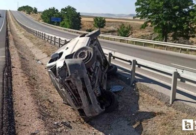 Beypazarı'nda refüje düşüp takla atan araçta 2 kişi yaralandı
