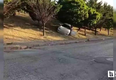 Mamak'ta ticari taksiye yol vermek isteyen araç kaza yaptı