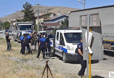 Sincan Belediyesi, ilçedeki izinsiz tabelaları kaldırıyor