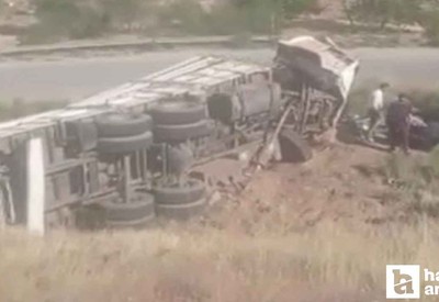 Beypazarı’nda kamyon yol kenarına devrildi: 2 yaralı