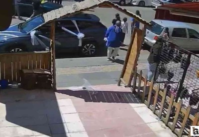 Mamak'ta karşıdan karşıya geçmeye çalışan anne ve oğluna otomobil çarptı!