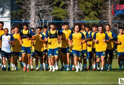 Ankaragücü 16 genç futbolcuyu profesyonel yaptı