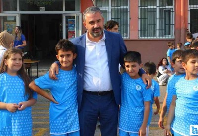Pursaklar Belediyesi yaz spor okullarına katılan öğrencilere forma desteği verdi