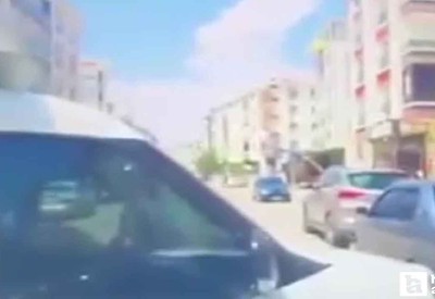 Sincan'da iki otomobilin çarpıştığı kaza kameraya yansıdı