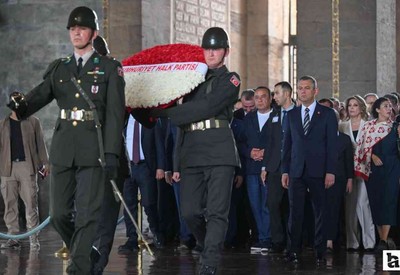 Özgür Özel ve beraberindeki heyet Anıtkabir'i ziyaret etti