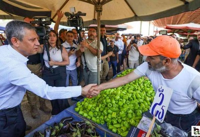 Özgür Özel Yenimahalle'deki semt pazarda esnafla bir araya geldi