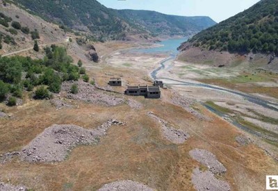 Çamlıdere Barajı'nda sular çekildi! Eski yapılar ortaya çıktı