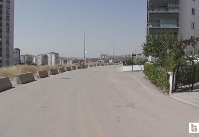 Mamak'ta kontrolden çıkan otomobilin gençlere çarptı