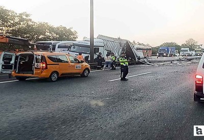 Ankara'dan yola çıkan tır bariyere girdi yol trafiğe kapandı!