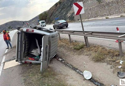 Ankara - Kırıkkale kara yolunda hafif ticari araç sulama kanalına devrildi: 1 ölü, 1 yaralı