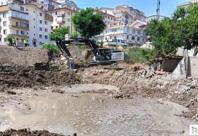 Mamak'ta iş makinesi su borusunu patlattı! Binanın istinat duvarı yıkıldı